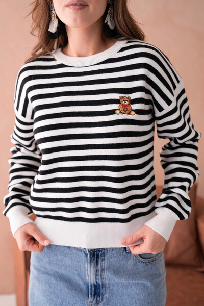 Park Karon Women's Crew Neck Embroidery Detail Oversized Striped Knitwear Sweater