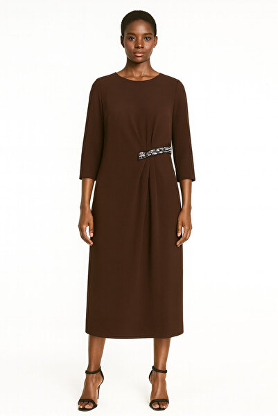 İYİBU Μακρύ χειμερινό βραδινό φόρεμα σε μεγάλο μέγεθος καφέ χρώματος – Κομψό φόρεμα για πάρτι με λεπτομέρειες από πέτρα