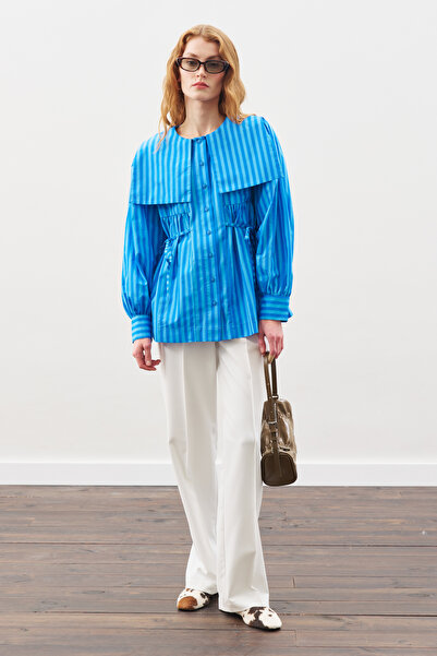 Manuka Cămașă cu guler lat și curea, cu dungi albastre