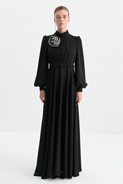 Nihan Omzu Gül Aksesuarlı Taş Kemerli Elbise Siyah