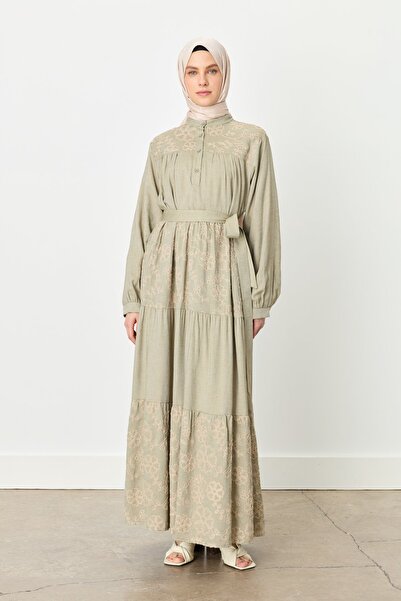 Nihan Nakış Detaylı Eteği Büzgülü Keten Elbise Haki