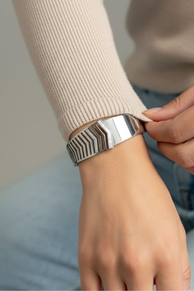 Modacaprea Steel Pearlescent V Women's Handcuff Bracelet – 18 cm Handcuff Bracelet |   Non-Tarnish Women's Jewelry