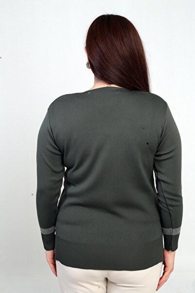 By Saygı Γυναικεία μπλούζα με λεπτομέρεια με λάμψη σε σχήμα V σε μεγάλο μέγεθος