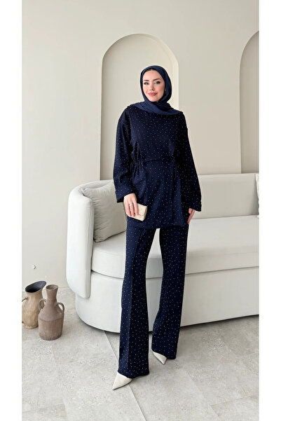 RFK Butik طقم نسائي مكون من قطعتين مع بنطلون بتفاصيل حجرية على الخصر - أزرق داكن