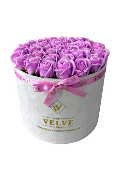 velve Μεγαλοπρεπής σύνθεση με λουλούδια Lila, με σαπουνόφουσκες, σε λευκό βελ...