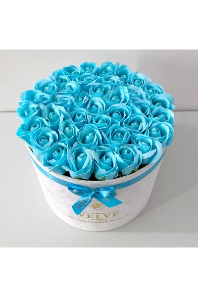 velve Aranjament Floral Majestic Albastru deschis, cu trandafiri din sapun, in cutie alba de catifea