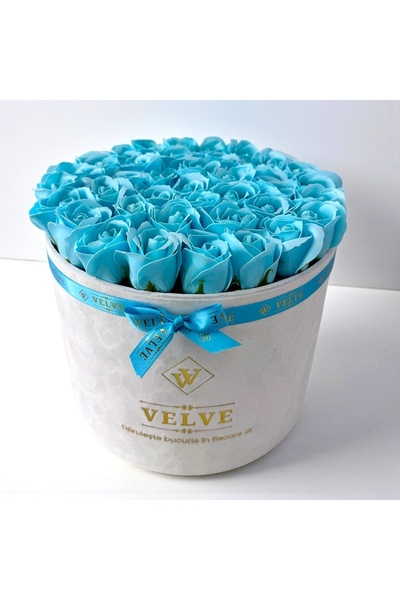 velve Aranjament Floral Majestic Albastru deschis, cu trandafiri din sapun, in cutie alba de catifea