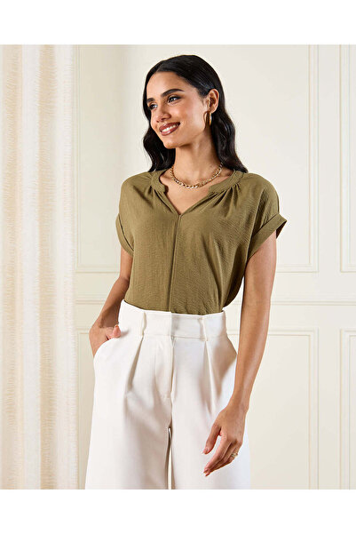 REDTAG بلوزة نسائية زيتونية بأكمام مطوية وأكتاف منسدلة
