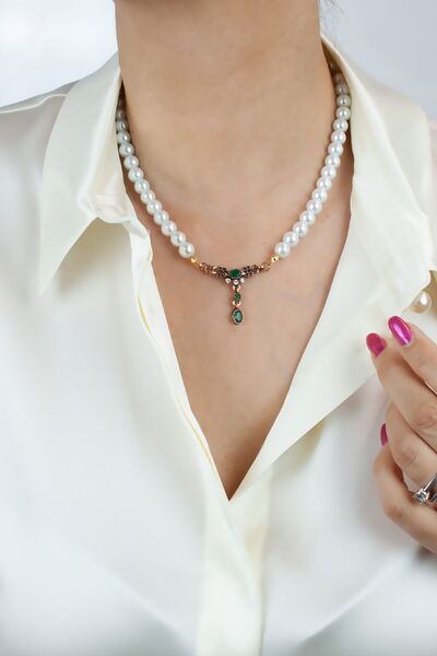 Liveyn Design قلادة نسائية أنيقة بطرف برونزي من اللؤلؤ الزجاجي