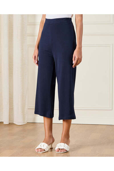 REDTAG بنطال ليجنز نسائي قصير باللون الأزرق البحري