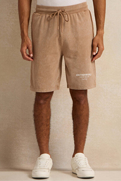 REDTAG شورت رجالي مطبوع باللون البيج