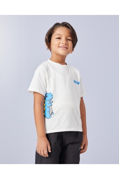 REDTAG طقم تي شيرت أبيض وشورت أسود للأولاد (قطعتين)