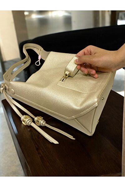 gio fiore شنطة نسائية من جيو فيوري بتصميم جديد ومتميّز وعصري مناسبة للإطلالات...