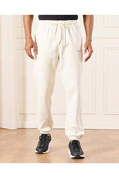 REDTAG بنطال رياضي رجالي أساسي باللون العاجي مع طباعة الشعار