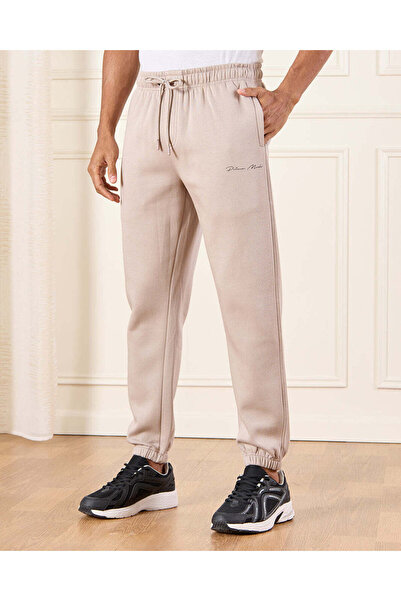 REDTAG بنطال رياضي رجالي أساسي باللون البيج مع طباعة الشعار