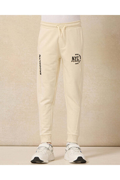 REDTAG بنطال رياضي مطبوع باللون البيج للأولاد