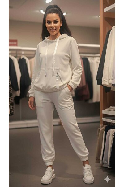 MODEL Λευκό, κορυφαίας ποιότητας, άνετο και κομψό σετ με τσέπες με φερμουάρ