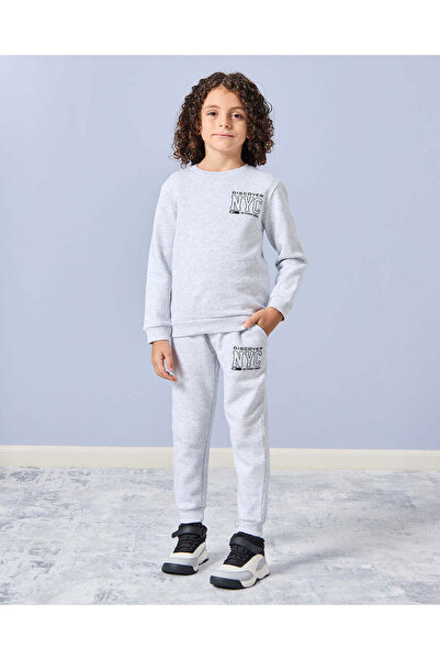 REDTAG طقم بنطال رياضي كاجوال مطبوع باللون الرمادي للأولاد (قطعتين)