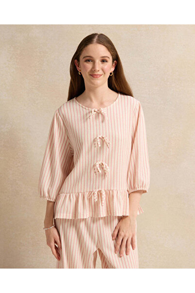 REDTAG بلوزة مخططة بفيونكة أمامية من الببلوم للبنات في المرحلة الثانوية باللو...