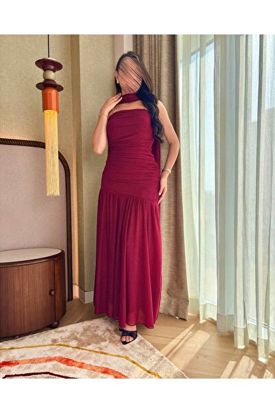 toog A burgundy red dress with an attractive and flowing design