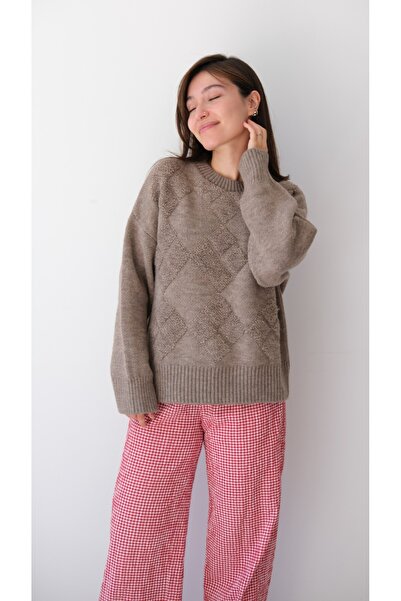 Gülçin Coşkun Crew Neck Diamond Pattern Plush Detailed Loose Thick Knit Sweater