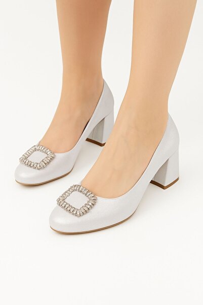 defile ayakkabi حذاء نسائي من الساتان باللون الرمادي الفاتح