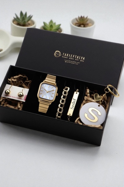 Northwatch Kişiye Özel Kadın Hediye Kutusu – Altın Saat İsimli Bileklik Küpe ve Harfli Anahtarlık Seti