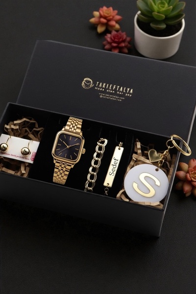 Northwatch Kişiye Özel Kadın Hediye Kutusu – Altın Saat İsimli Bileklik Küpe ve Harfli Anahtarlık Seti