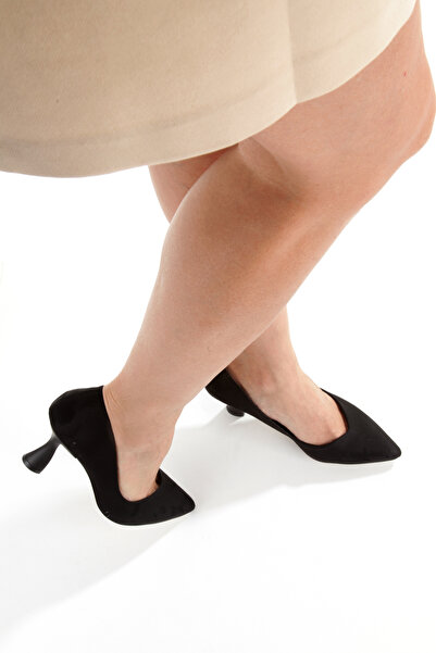 LUVETTO حذاء بكعب ستيليتو أسود من جلد الغزال بفتحة على شكل حرف V وكعب مدبب با...