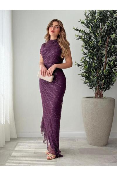 Opera Fashion A shimmering burgundy evening dress with an elegant, fitted design.