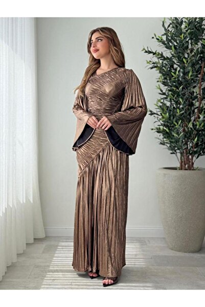 Opera Fashion A shimmering bronze evening dress with luxurious wide sleeves