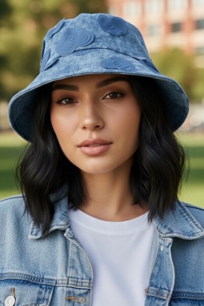 CAŞ DEKORASYON قبعة دنيم ذات لون أزرق مع زخرفة على شكل قلب