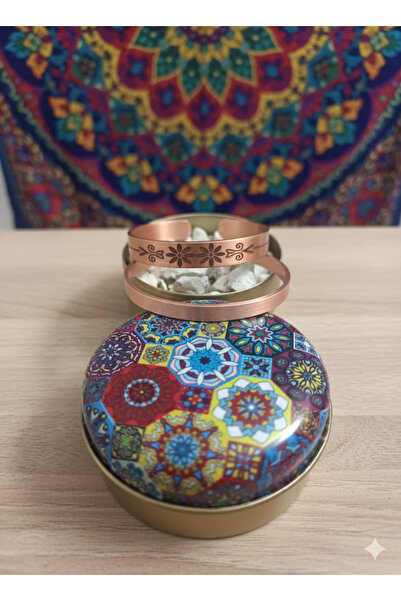 Neefy حجر الزيوليت في علبة معدنية مع نقش، مسطح من الداخل