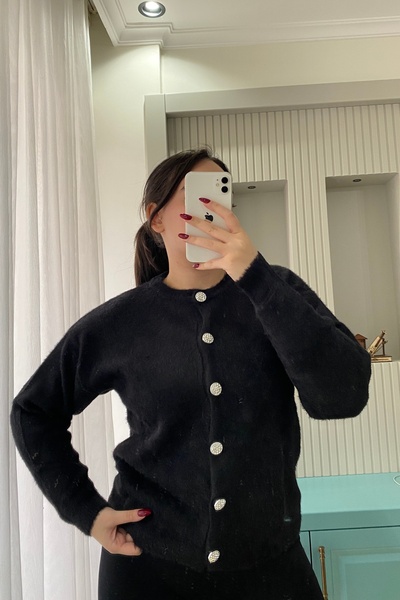 Auroveen سترة تريكو أساسية ذات ياقة دائرية وأزرار حجرية AV2430