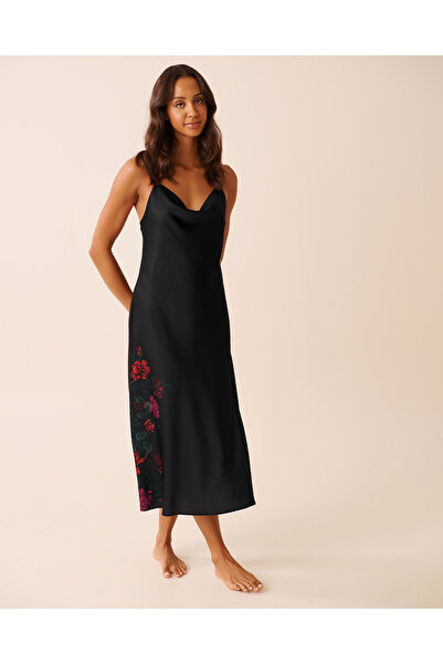 La Vie en Rose قميص نوم طويل من الساتان بطبعة وردة حمراء