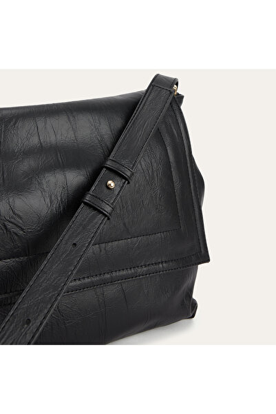 Mudo Covered Shoulder Bag with Crinkled Leather Appearance
