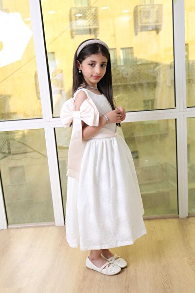 Generic A girl's dress with a touch of luxury, featuring an attractive bow and an elegant belt.