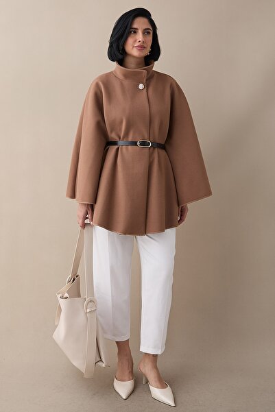 InStyle Къса наметка с колан на яката и кремаво кафе