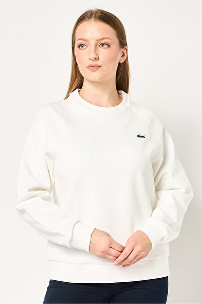 Lacoste سويت شيرت نسائي بأكمام طويلة وشعار مطرز ورقبة دائرية، أبيض