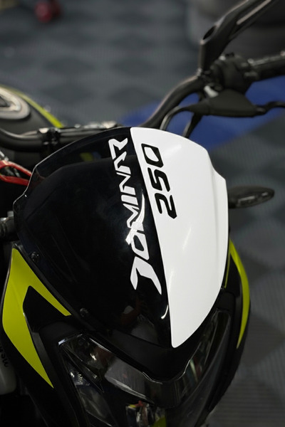 Banxtre Bajaj Dominar 250 için Beyaz Renk Kafa Detay Sticker Etiket
