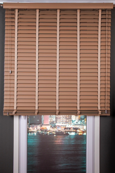 HAFS Ahşap Görünümlü 50 mm Jaluzi Perde – Kahverengi | PVC, Işık Ayarlı, Neml...