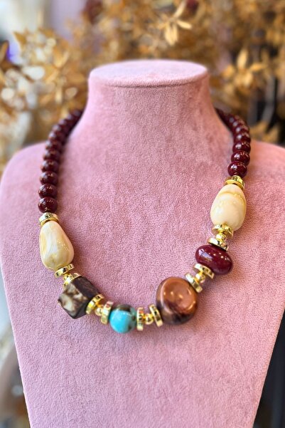 Meva Takı ve Aksesuar قلادة ذات شكل طبيعي مع تفاصيل باللونين العنابي والتركوا...