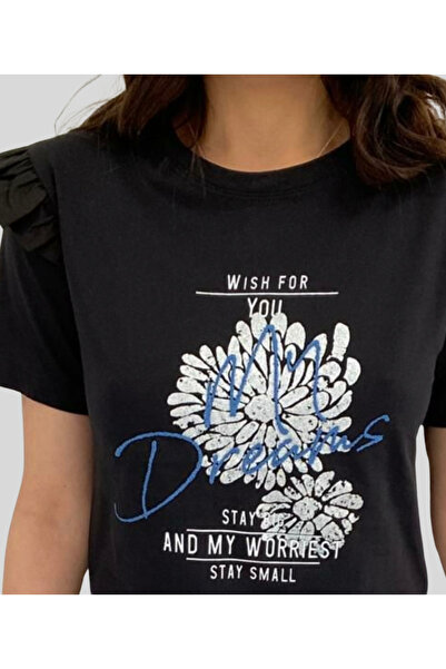 MQ Graphic print t-shirt on the chest with a prominent shoulder