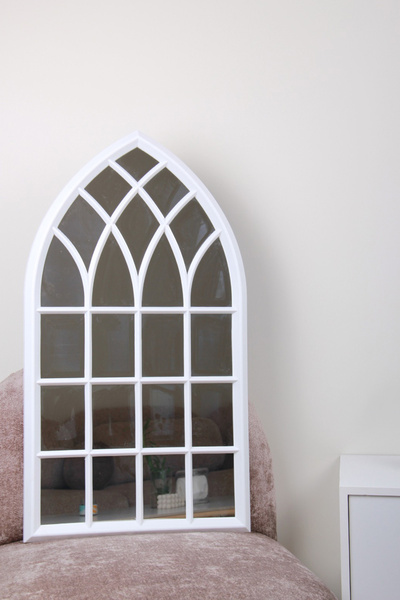 Generic An elegant mirror with a luxurious frame adds a touch of sophistication to any space. 92 x 51 cm