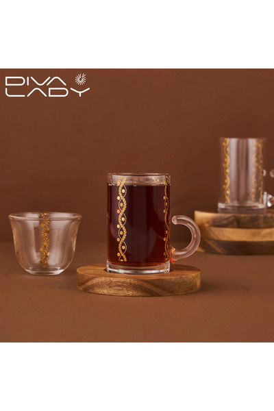 DIVA LADY طقم فاخر ديفا ليدي 6 فناجين شاي + 6 فناجين قهوة + 6 صحون خشبية – تصميم ذهبي راقٍ بلمسة دافئة وأصيلة