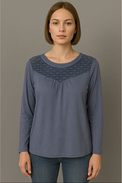 MEGHAN L.A Μπλούζα από μαλακό ελαστικό ύφασμα με λεπτομέρεια από δαντέλα μεγάλου μεγέθους