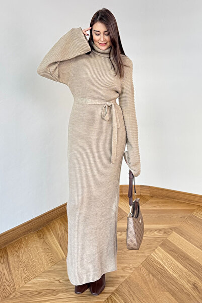 Cappmoda ELB-5199 Taş Rengi Kuşaklı Balıkçı Yaka Pelerin Kollu Uzun Triko Elbise