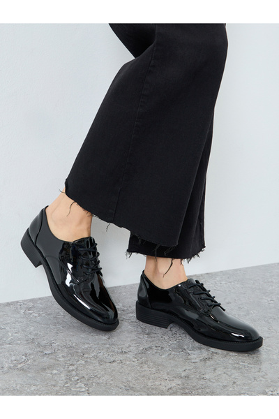 Styli حذاء أكسفورد من الجلد الصناعي اللامع باللون الأسود