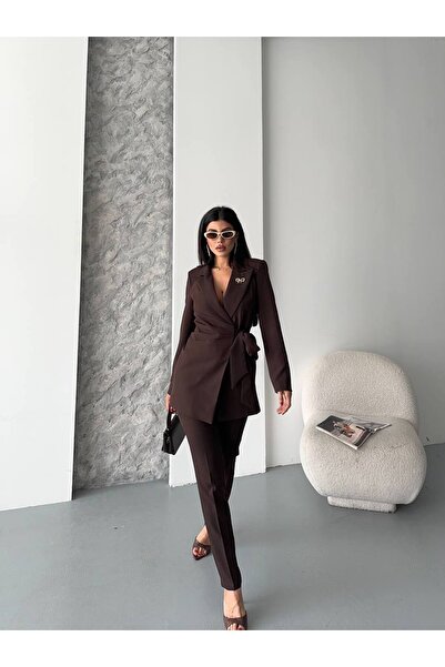 Bella Breeze Kadın Broş Detaylı Bağlamalı Ceket Pantolon Takım Elbise