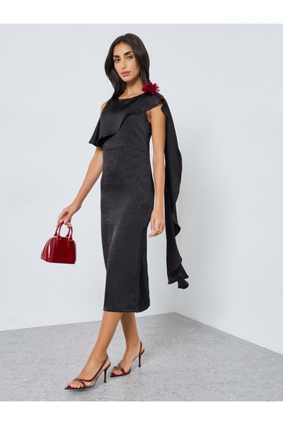 Styli فستان أسود متوسط ​​منسدل مع تفاصيل كورساج